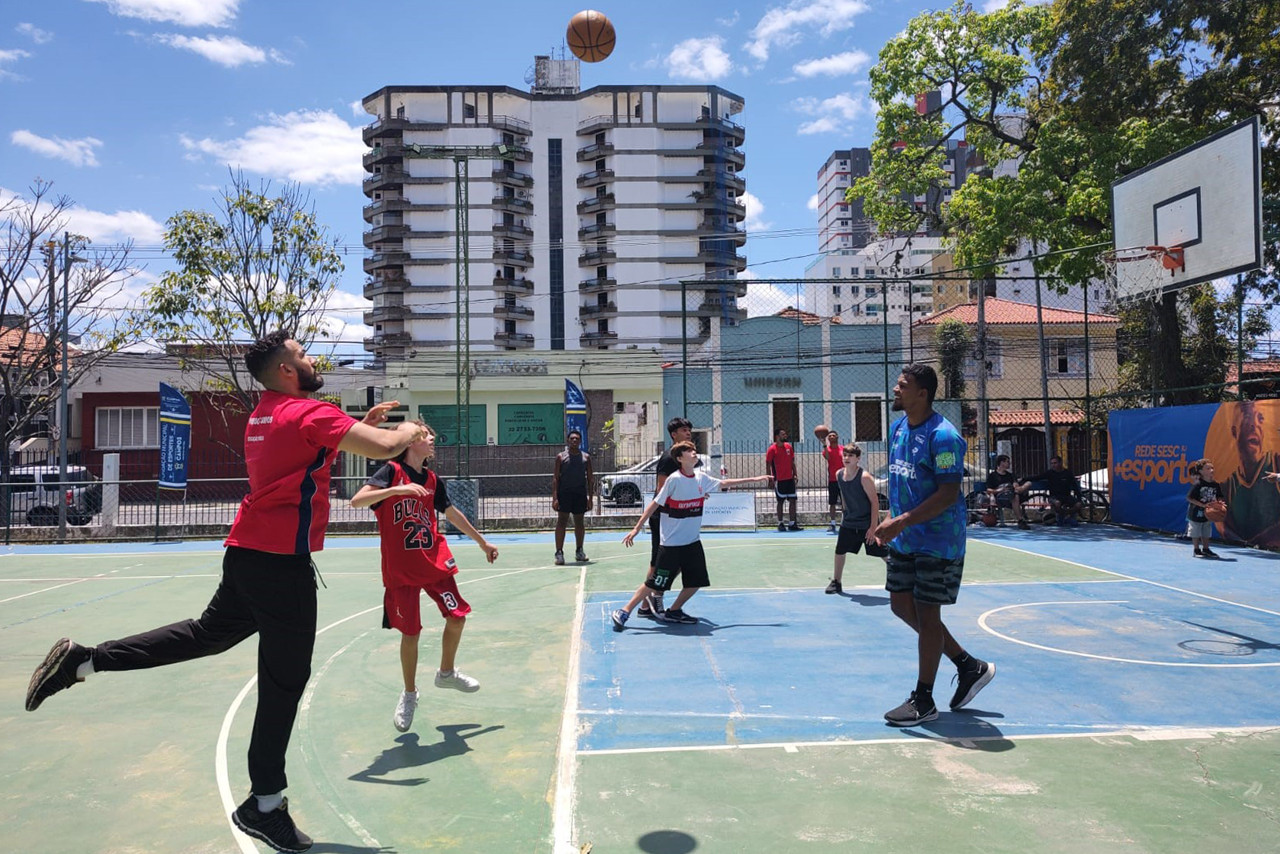 Prefeitura Municipal de Volta Redonda - Jogos Estudantis de Volta Redonda é  aberto com a participação do jogador da Seleção Brasileira de Basquete 3x3  Leandro Discreto