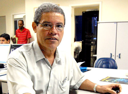 Presidente da Fundação da Infância e da Juventude, Mário Lopes, chama a atenção para as inscrições (Foto: Gerson Gomes)