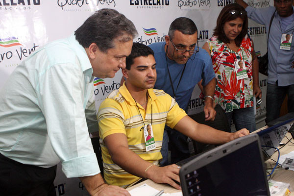 Prefeito Nelson Nahim visitou a Sala de Imprensa, montada na Estrelato, e elogiou o trabalho desenvolvido pelos profissionais da Secretaria de Comunicação (Foto: Gerson Gomes)