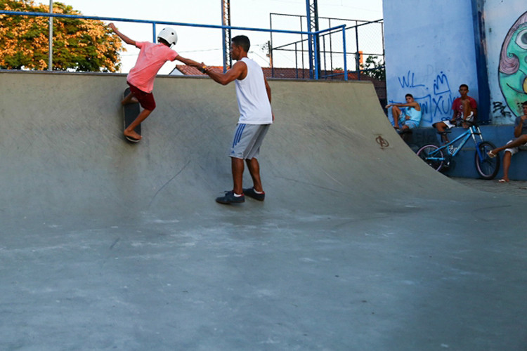 Um curso gratuito de skate para crianças no skatepark de