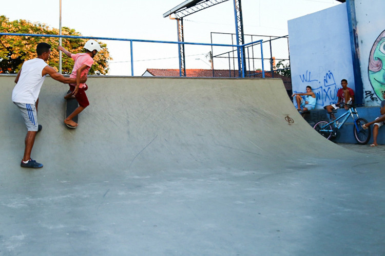 Um curso gratuito de skate para crianças no skatepark de