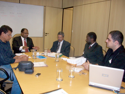 Presidente da Fundação Zumbi dos Palmares, Jorge Luiz dos Santos e diretor da Vigilância Sanitária, Charbel Kury, foram recebidos em Brasília (Foto: Divulgação)