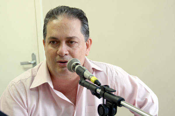 O primeiro programa de rádio que o Prefeito Nelson Nahim participou nesta quinta-feira foi na Rádio Diário FM (Foto: Gerson Gomes)