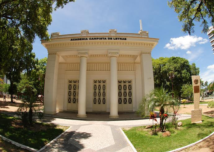 A mesa de diálogo “Campos e suas origens culturais”, acontece na sede da Academia Campista de Letras (Foto: Rogério Azevedo)