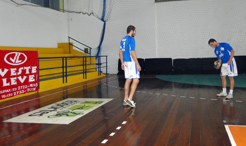 Os jogadores de Campos permaneceram em quadra, devidamente uniformizados, até o final do primeiro tempo (Foto: Divulgação)