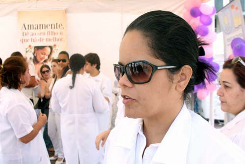 A população é orientada sobre a importância da doação de leite materno (Foto: Hugo Prates)