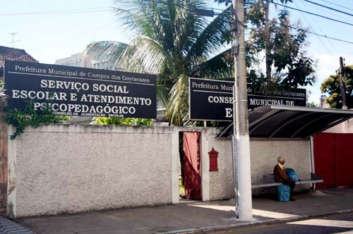 Os pais devem procurar o setor de Serviço Social da Educação, na Avenida Pelinca, até a próxima sexta-feira (5) (Foto: Check)