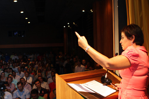 Na abertura da campanha, Rosinha, presidente da Ompetro reuniu prefeitos e sociedade civil organizada (Foto: César Ferreira)