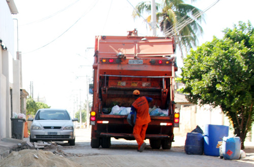 Devido à redução do volume de lixo neste período, a coleta fica mais rápida (Foto: César Ferreira)