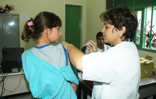 Estão sendo vacinadas as meninas com idade entre 11 e 15 anos, das redes pública e particular de ensino (Foto: Check)