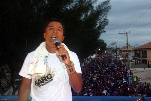 Gil Paixão foi o último cantor a se apresentar no trio neste verão (Foto: Check)