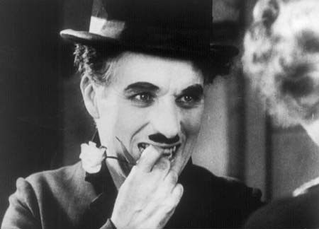 charlie chaplin ficou conhecido no cinema com o personagem carlitos (Foto: divulgação)