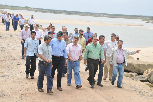 Os prefeitos Nelson Nahim (Campos) e Armando Carneiro (Quissamã) percorreram a àrea entre Farol e Barra do Furado onde será construído o sistema (Foto: Divulgação)