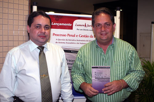 Prefeito prestigia evento de lançamento do livro do promotor público Marcelo Lessa e destaca a importância da obra (Foto: Roberto Joia)