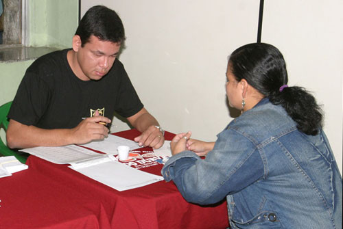 Equipe de quatro advogados vai estar no local até às 13h, oferecendo orientações jurídicas (Foto: Roberto Joia)