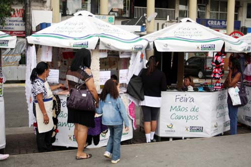 Os consumidores encontram na feira o melhor do artesanato de Campos (Foto: Roberto Joia)