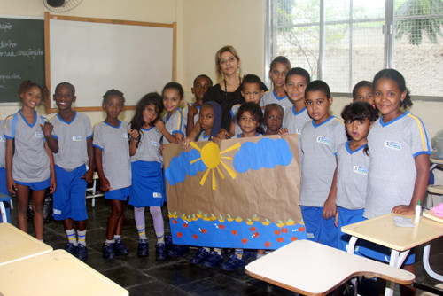 Os alunos da rede começaram a receber os novos uniformes escolares (Foto: Check)