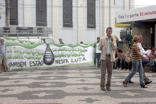 O presidente da Fundação Cultural Jornalista Oswaldo Lima, Avelino Ferreira, liderou a movimentação na praça (Foto: Check)