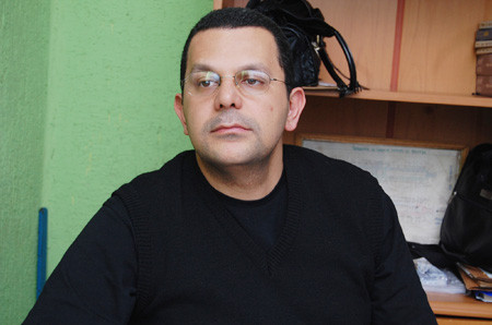 De acordo com o presidente do órgão, Jivago Faria, areia grossa vai ser distribuída aos visitantes para que seja colocada nos vasos de flores (Foto: Gerson Gomes)