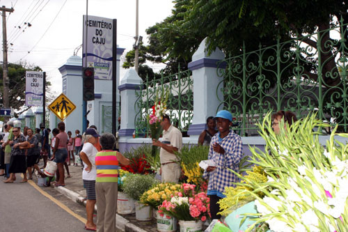 No período que antecede o Dia de Finados, o movimento do comércio de flores é intenso (Foto: Gerson Gomes)