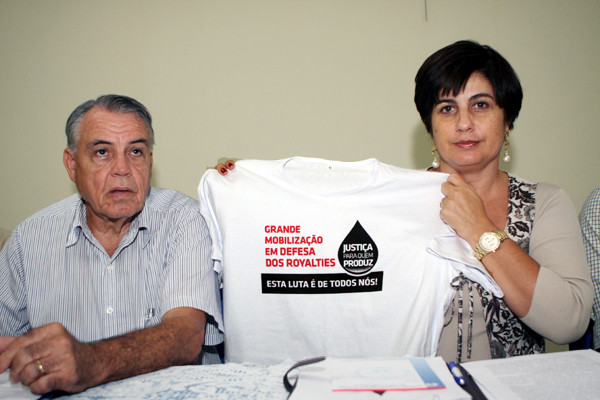 A Prefeita Rosinha Garotinho apresentou na reunião, a camisa da campanha (Foto: César Ferreira)
