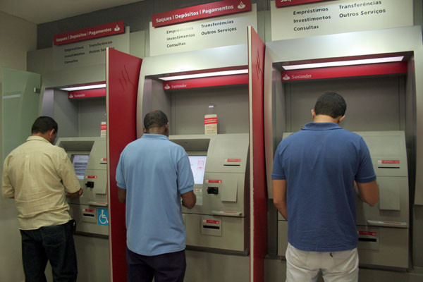 O pagamento foi antecipado este mês em homenagem ao Dia do Servidor (Foto: Antônio Leudo)