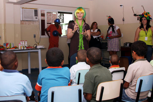 Os personagens da peça gesticularam e falaram sobre a importância da limpeza dos alimentos, higiene pessoal, entre outros benefícios (Foto: Hugo Prates)