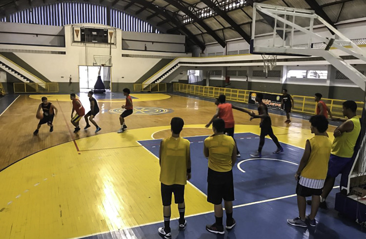 Duas Pessoas Jogando Basquete Imagem Grátis_Foto Número