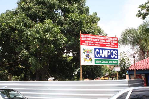 Dentro da ampla reforma da praça, consta a construção de um playground, com balanços e gangorras (Foto: Roberto Joia)