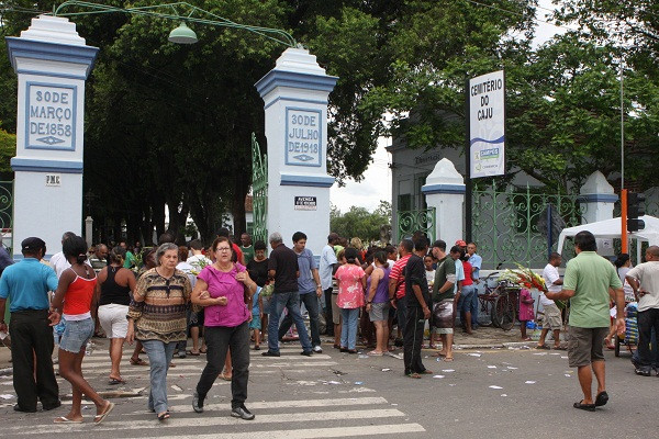 Cerca de 50 mil pessoas já passaram pelo Cemitério do Caju, o principal de Campos, entre sábado e esta terça-feira dia 2 (Foto: Hugo Prates)