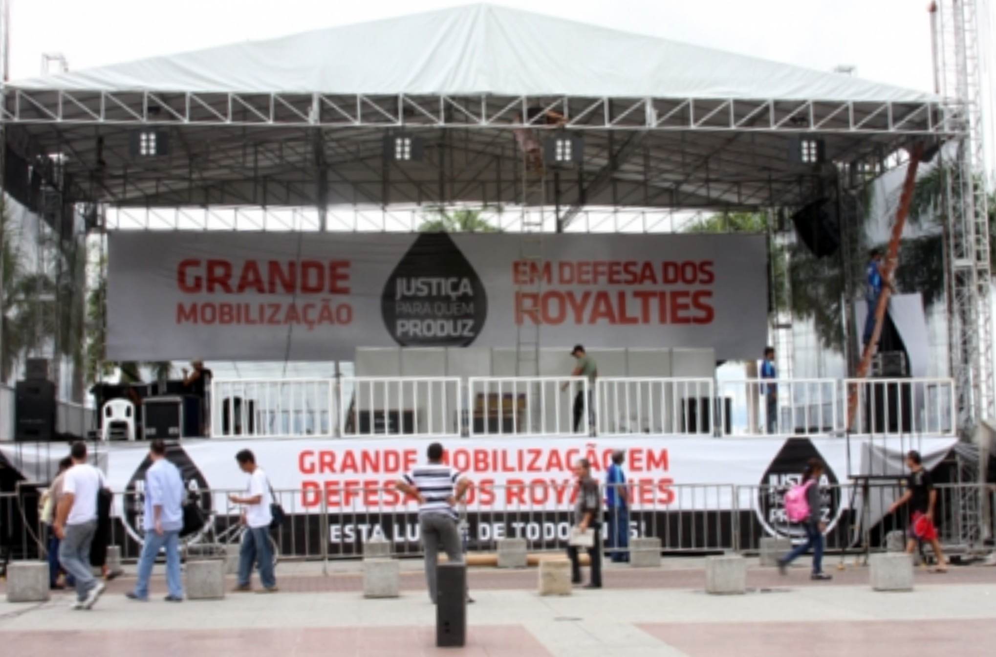 Já está tudo sendo preparado para o ato na praça São Salvador (Foto: Check)