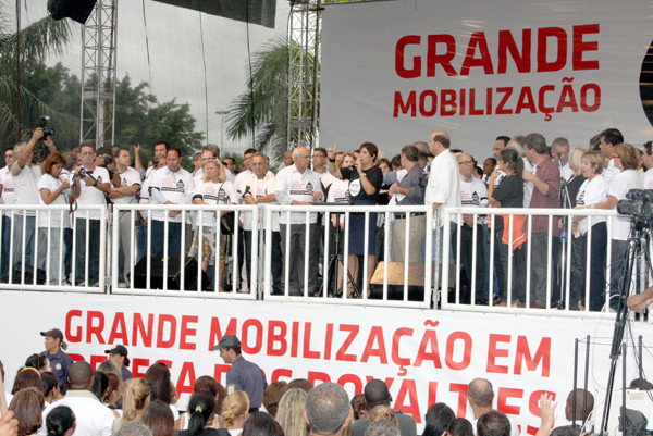 Prefeita Rosinha Garotinho ocupou o palanque com várias autoridades (Foto: Roberto Joia)