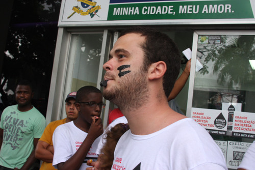 Os caras pintadas voltaram à praça para protestar (Foto: Check)