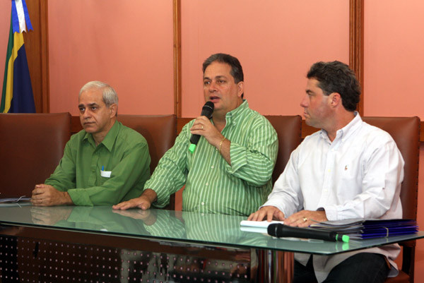 O encontro está acontecendo no auditório Edgar Coelho dos Santos, na sede da prefeitura (Foto: Hugo Prates)