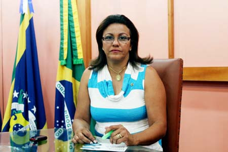 Secretária executiva do Procon, Rosângela Tavares, orienta consumidores (Foto: Antônio Leudo)