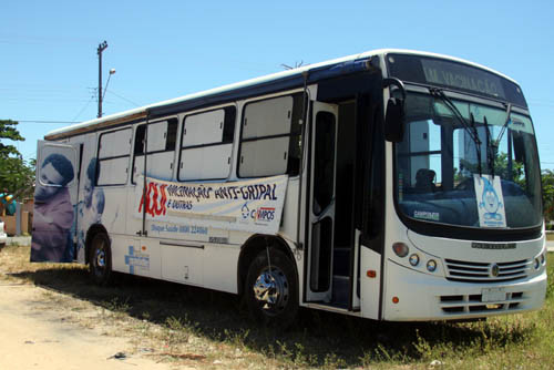 Na primeira semana, o ônibus da vacinação vai aos hospitais da cidade (Foto: Check)