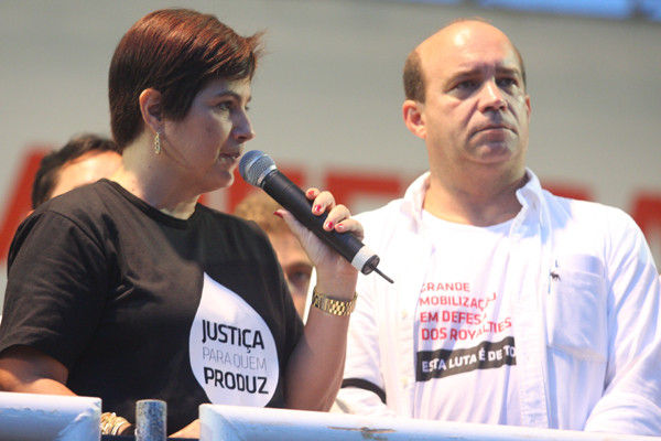 Prefeita Rosinha Garotinho e o vice-Prefeito Doutor Chicão, participaram junto com políticos de Campos e região, além de sociedade civil organizada e comunidade em geral, de ato na praça São Salvador nesta quinta-feira (Foto: Gerson Gomes)