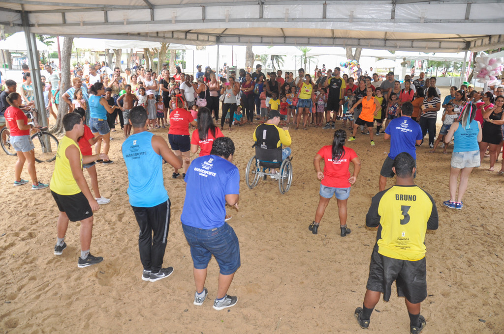 Grupo de amigos jogando basquete em uma quadra pública ao ar livre