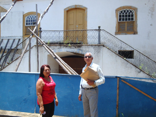 O presidente do Coopam Orávio, acompanhado da diretora Administrativa da Secretaria de Cultura Maria Lúcia Bittencourt da Fonseca em visita ao Asilo do Carmo (Foto: Divulgação)