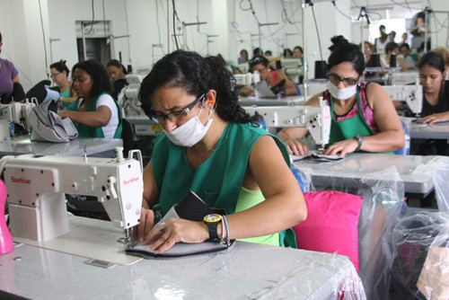 A  cooperativa, que funciona no prédio da Secretaria de Trabalho e Renda, conta com 124 costureiras (Foto: Divulgação)