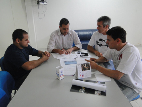 Luiz Alberto, da FME negocia com dirigentes da Federação de Surf do RJ e da OSPRJ abertura do Circuito Brasileiro de Surf no Farol de São Tomé (Foto: Divulgação)