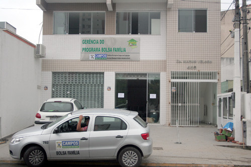 O prédio do Bolsa Família está situado na Avenida José Alves de Azevedo (Beira-Valão) (Foto: Antônio Leudo)