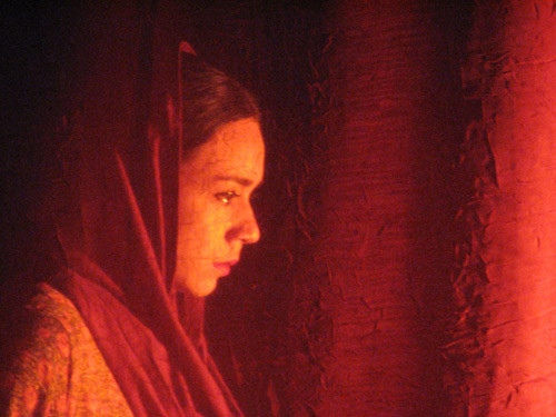 O espetáculo traz para o palco quatro retratos de um Afeganistão visto de dentro das casas, por trás das cortinas e dos véus (Foto: Divulgação)