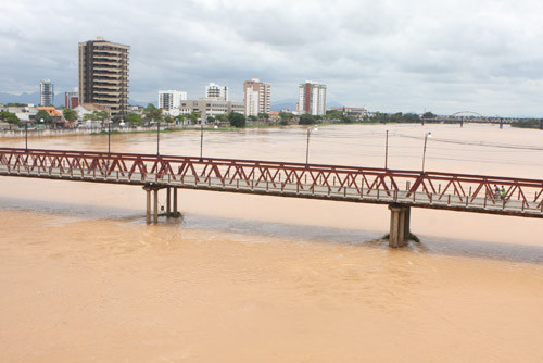 A Defesa Civil está em estado de atenção desde esta sexta-feira (26), com o nível do Rio Paraíba (Foto: Hugo Prates)