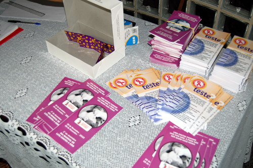 Profissionais do Programa Municipal DST/Aids, que distribuem preservativos e panfletos informativos até sexta-feira (3) (Foto: Gerson Gomes)