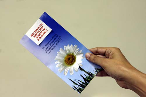 A cartilha pode ser encontrada em hospitais, cartórios, Instituto Médico Legal (IML), funerárias, entre outros locais (Foto: Check)