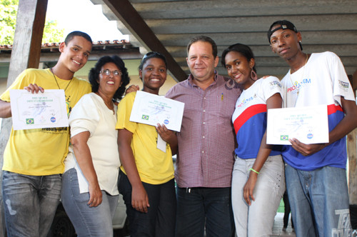 Os jovens foram recebidos em Campos pelo secretário de Família e Assistência, Henrique Oliveira (Foto: Gerson Gomes)