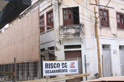 O local continua interditado pela Defesa Civil. (Foto: Antônio Leudo)