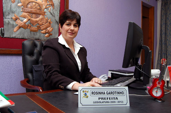 A prefeita Rosinha está acompanhada por prefeitos da Ompetro e representantes da sociedade civil (Foto: Gerson Gomes)