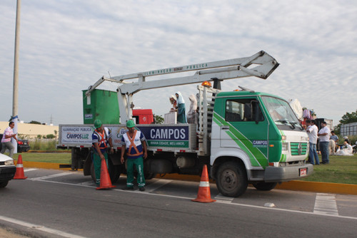 Equipes estão trabalhando no atendimento das solicitações de troca de lâmpadas, efetuadas pela população através do 0800 020 7661 e do site www.brilhacampos.com.br (Foto: Roberto Joia)